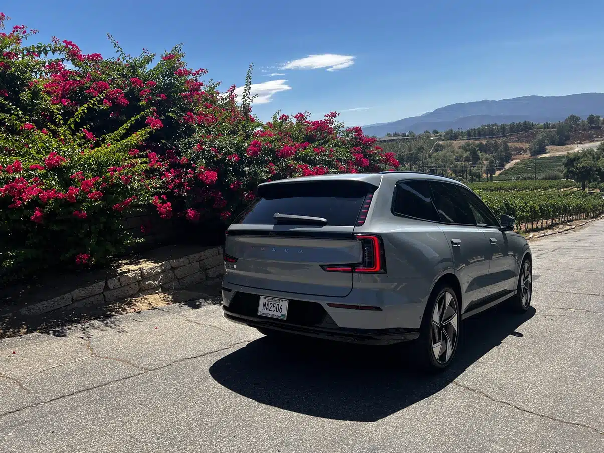 2025 volvo ex90 9
