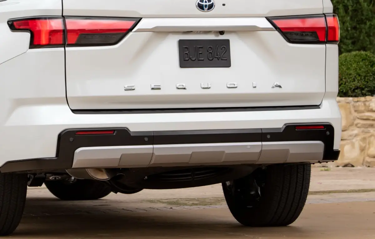 2024 Toyota Sequoia rear bumper image 5