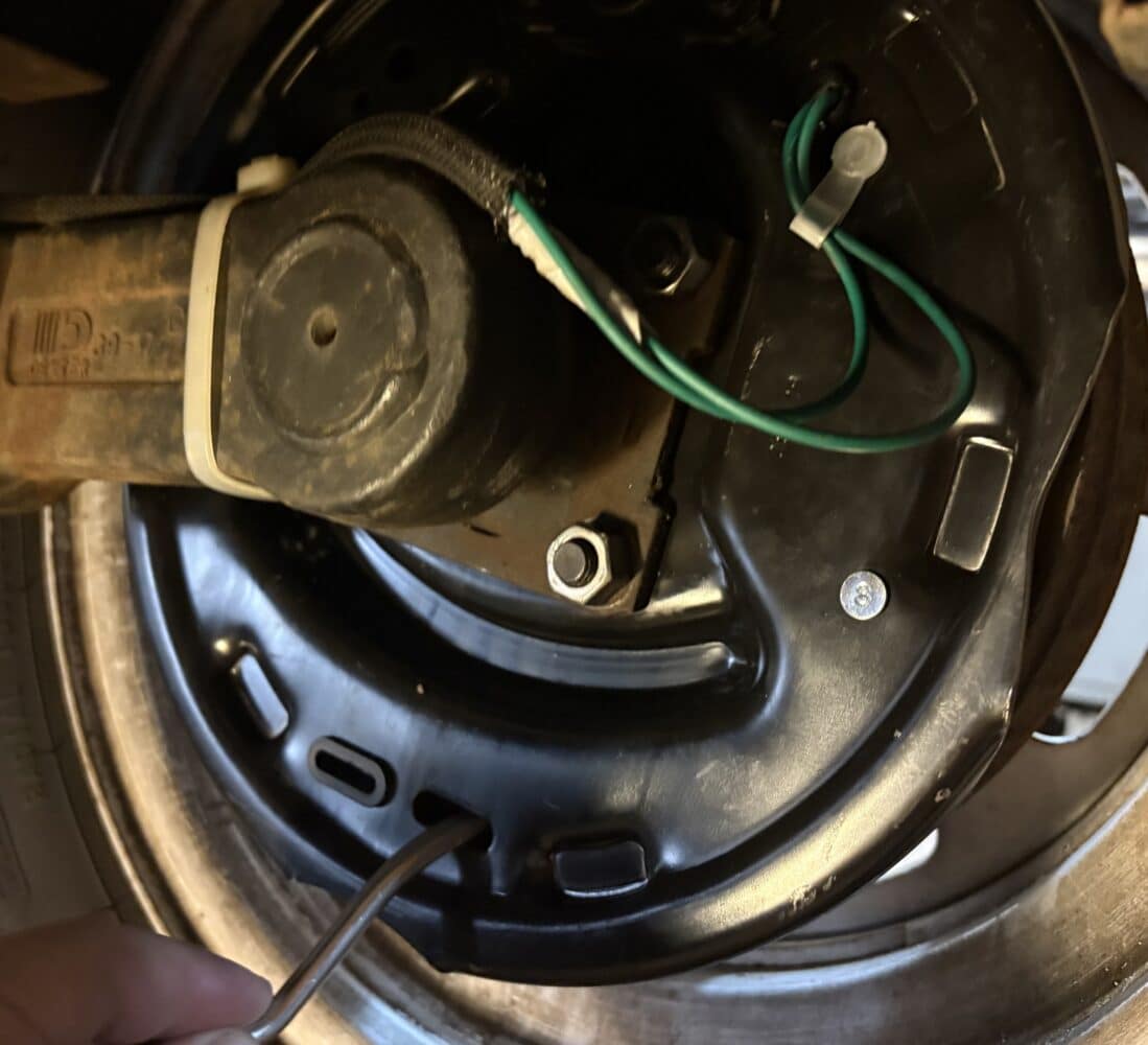 Adjusting the brake shoes. image 8