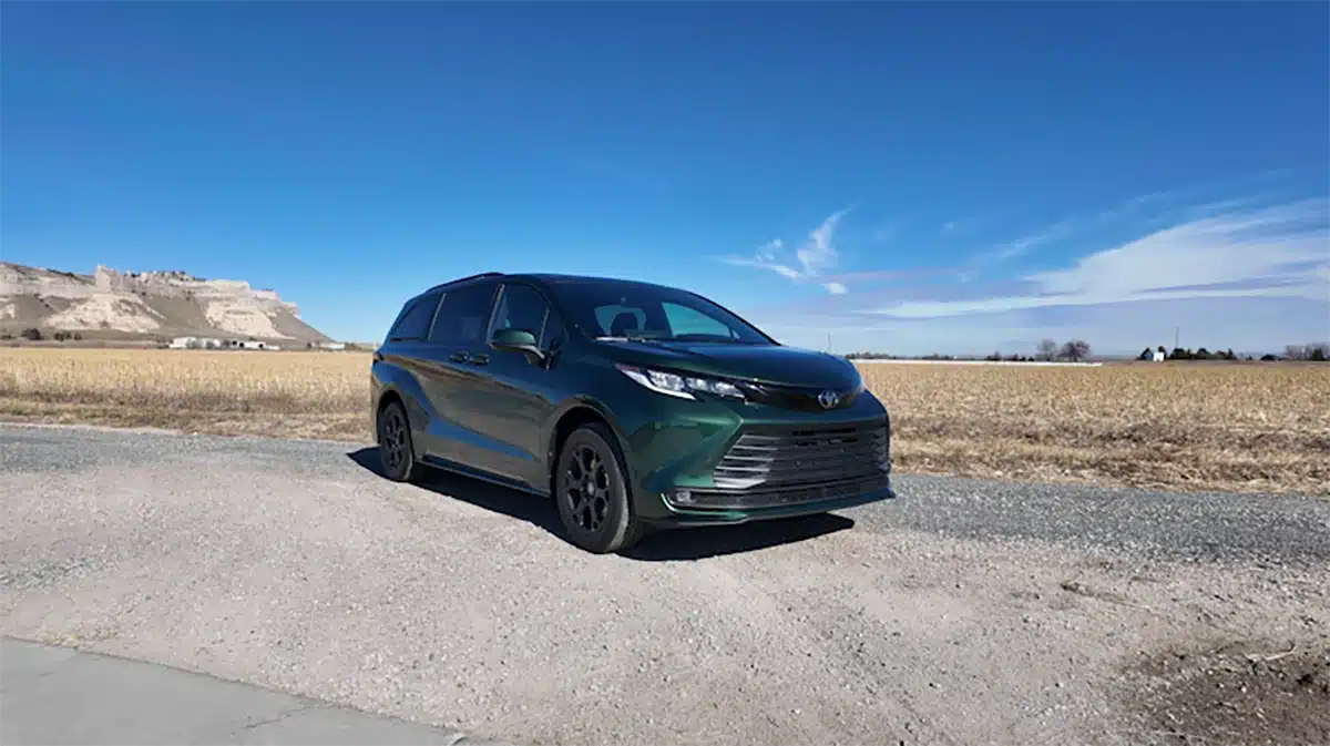Toyota Sienna vs Chrysler Pacifica 3