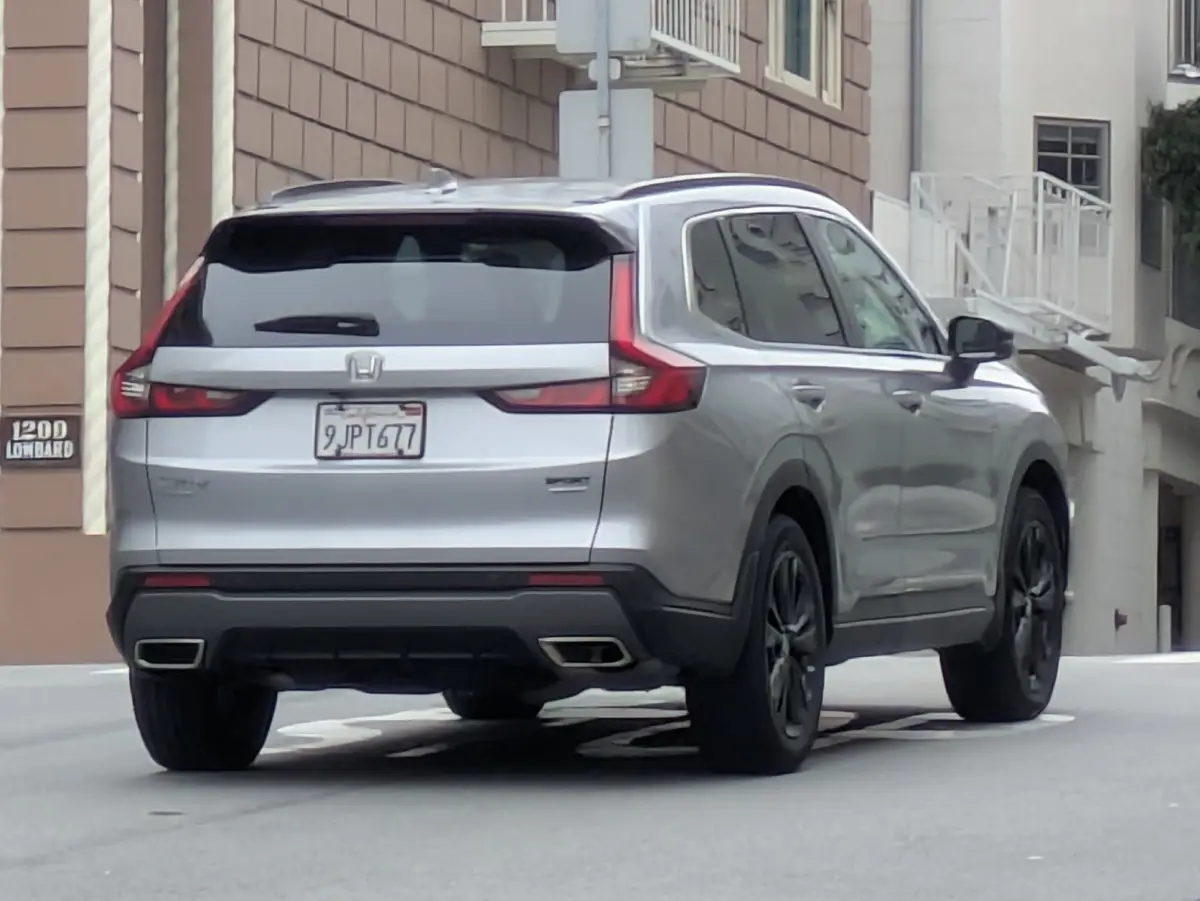 Silver sixth-generation Honda CR-V. Photo courtesy of Wikimedia Commons: https://commons.wikimedia.org/wiki/Category:Honda_CR-V_(6th_generation)#/media/File:Silver_Honda_CR-V.jpg
