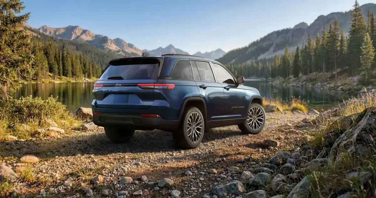 2027 jeep grand cherokee overland rear 3 4