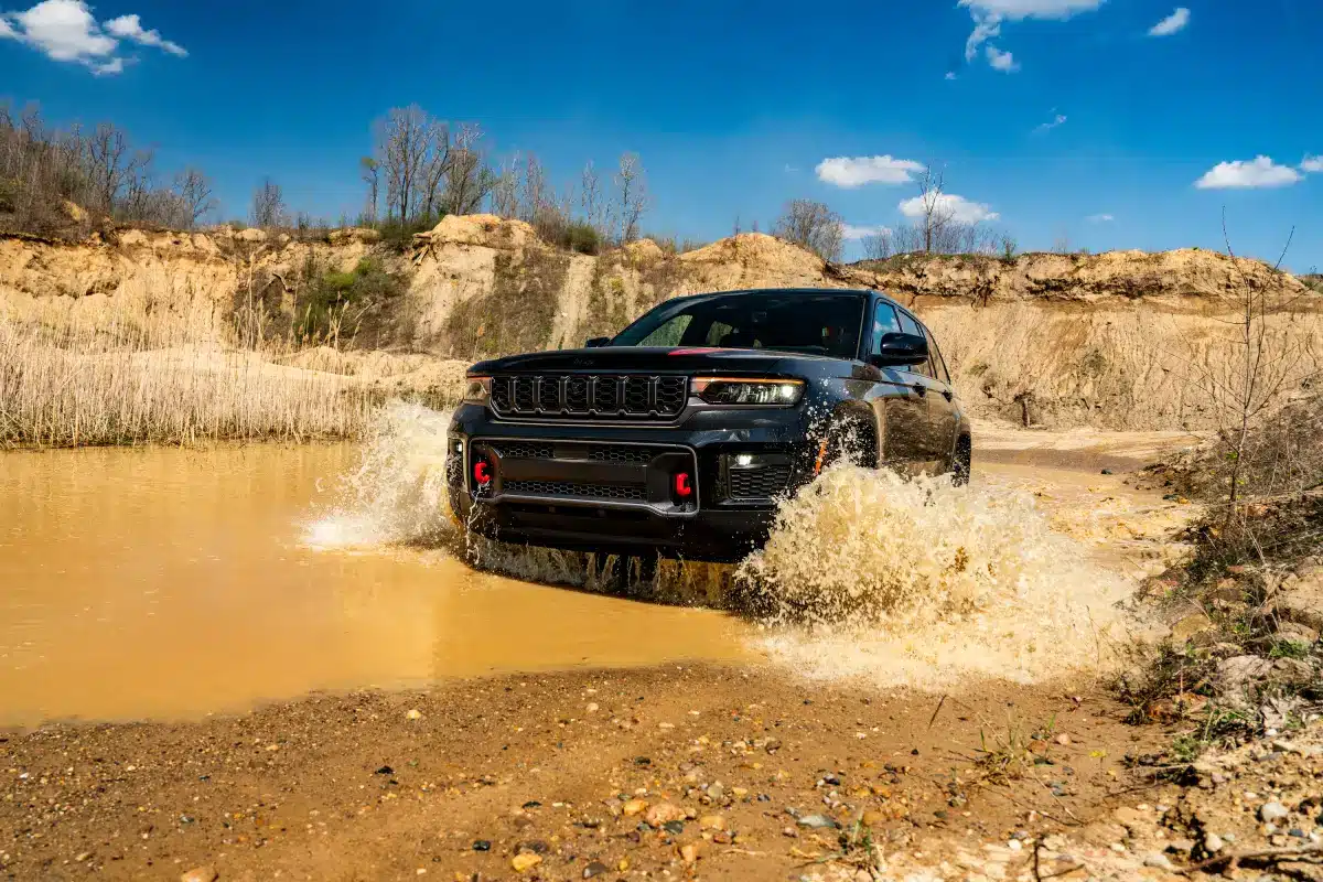 2027 jeep grand cherokee trailhawk in mud