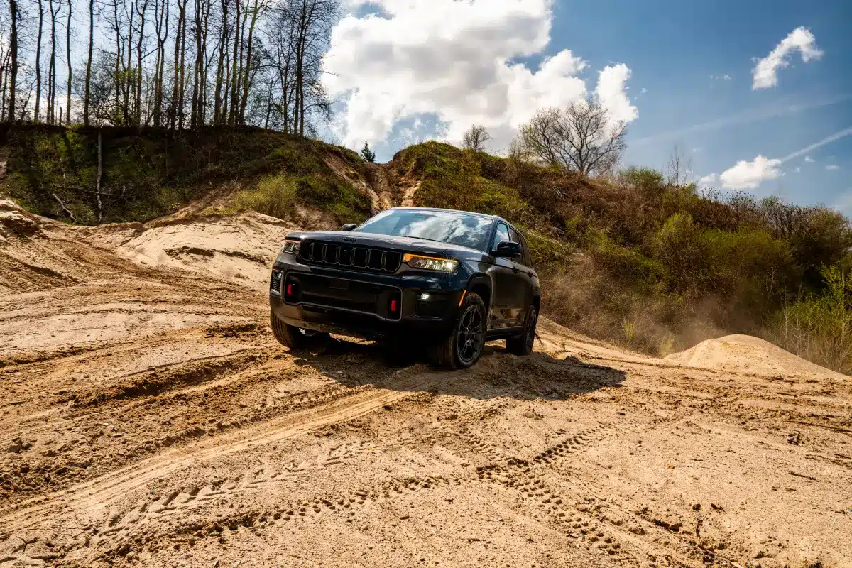 2027 jeep grand cherokee trailhawk off road