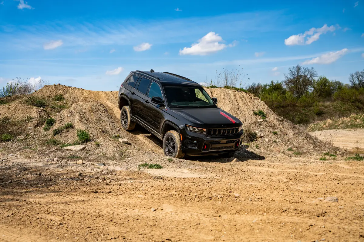 2027 jeep grand cherokee trailhawk on hill