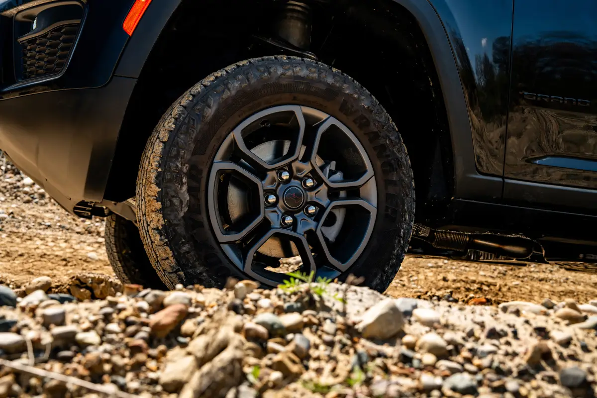 2027 jeep grand cherokee trailhawk wheels and tires