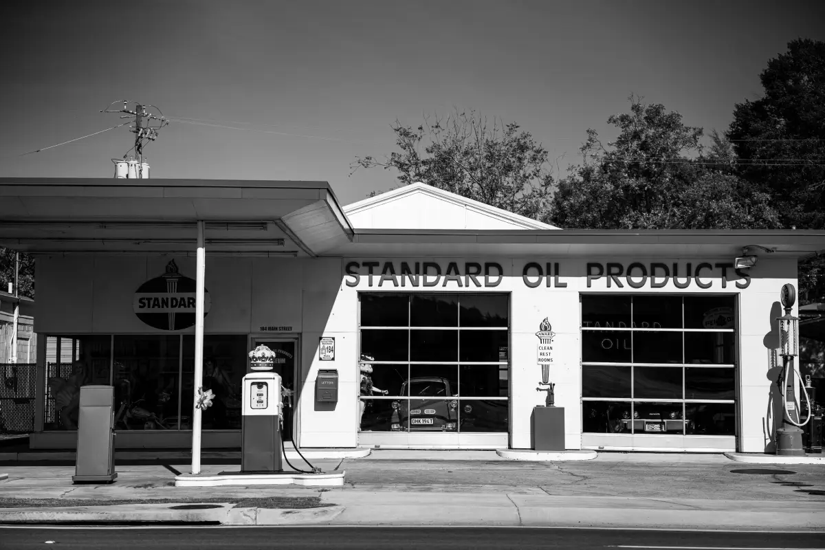 A classic American gas station. Image courtesy of Pexels.