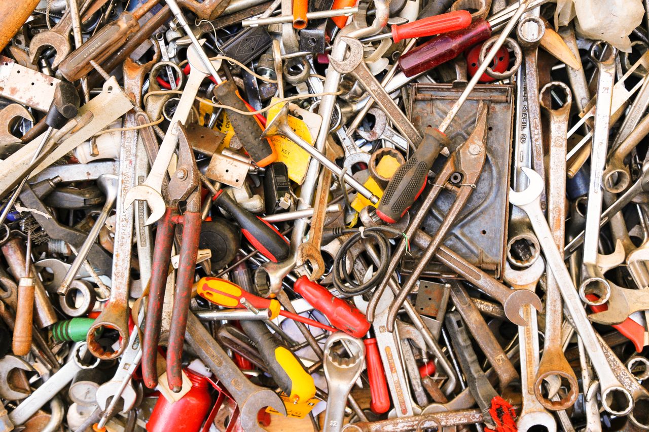 mix of tools, chaotic