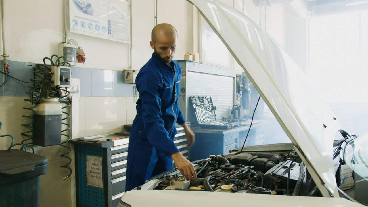 mechanic inspect tech