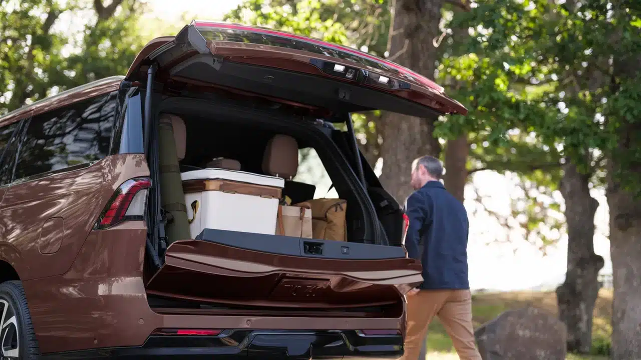 Lincoln Navigator Split Gate open for cargo loading