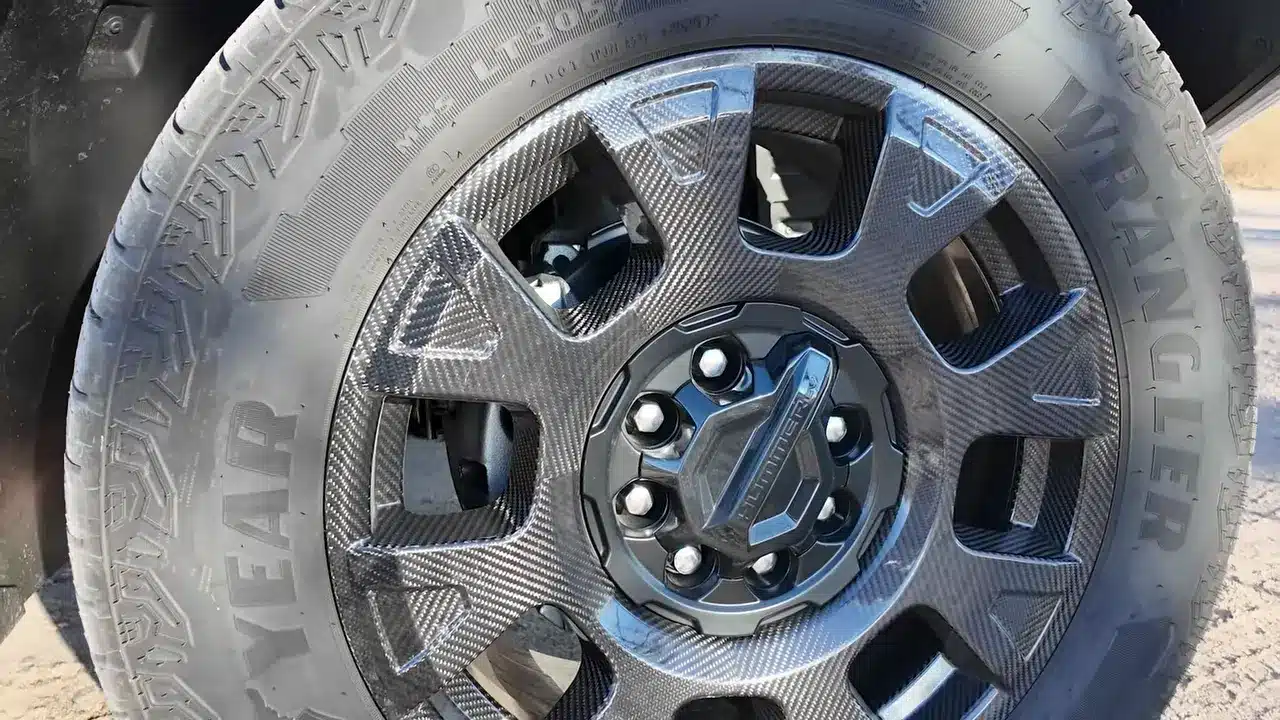 Close view of the Hummer EV Carbon Fiber Edition 22-inch wheel