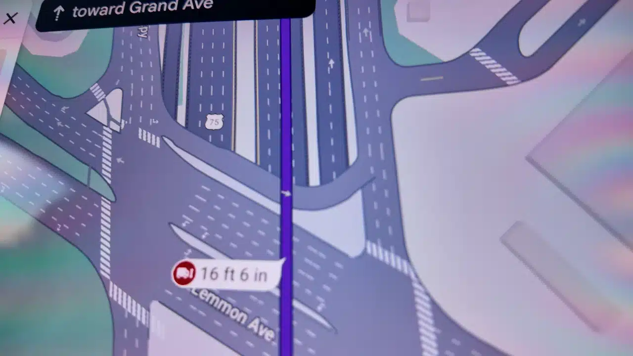 The navigation demonstration shows a trailer-height restriction on the proposed route.