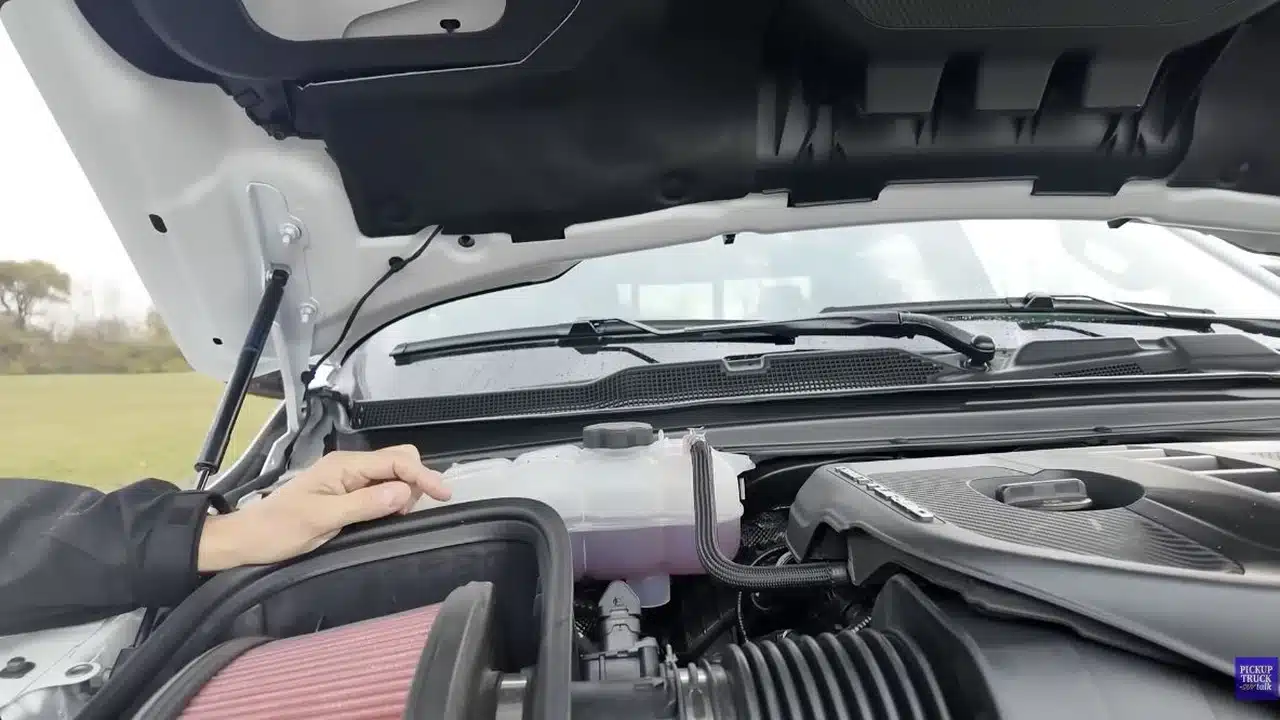A seal connects the hood ductwork to the RHO's air-filter housing. The connection must be secure after servicing.