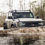 2022 Ford Bronco Everglades_Desert Sand_12